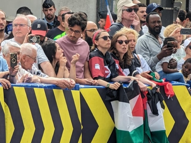 protesters express solidarity with palestine during paris olympic cycling event